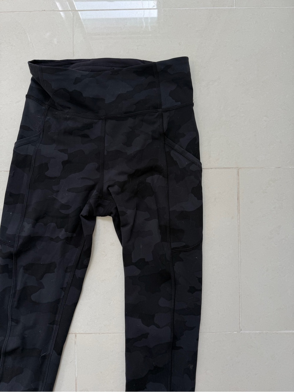 Womens Lululemon Black Camo Leggings Size 4 - Picture 2 of 10